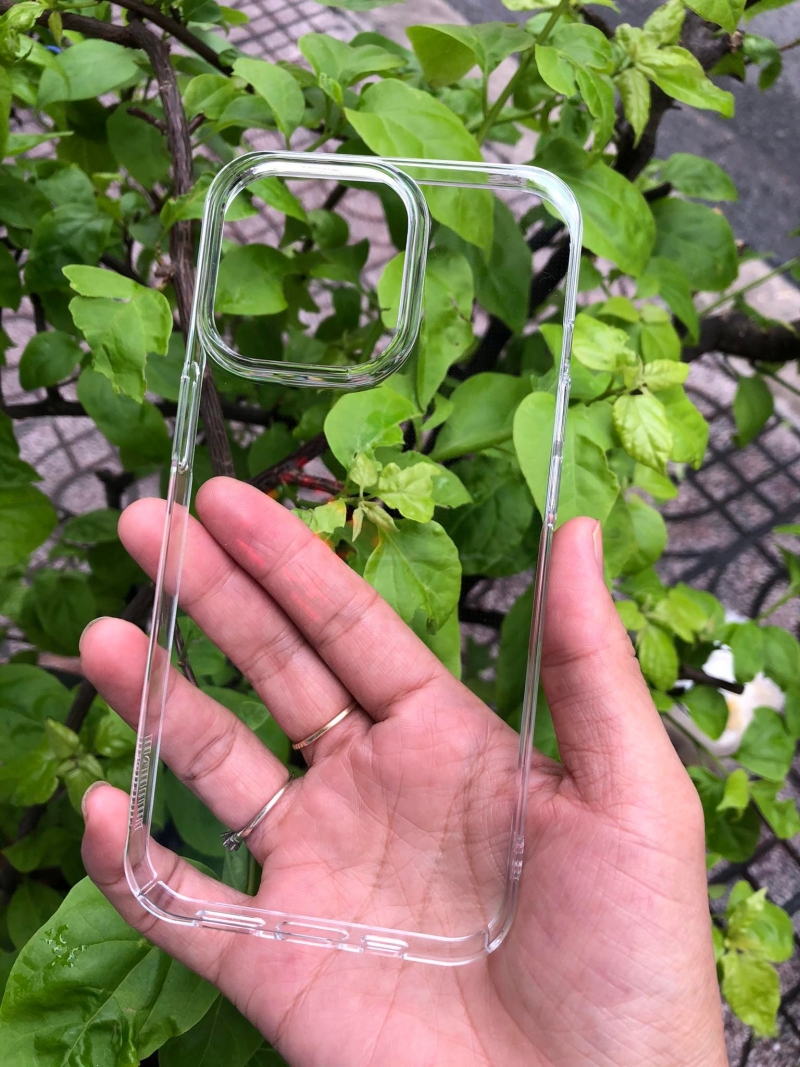 Ốp Lưng iPhone 13 Pro Cứng Trong Suốt Hiệu Memumi phủ nano chống xước, chất liệu cứng cáp, không ố vàng hay xỉn màu khi sử dụng.
